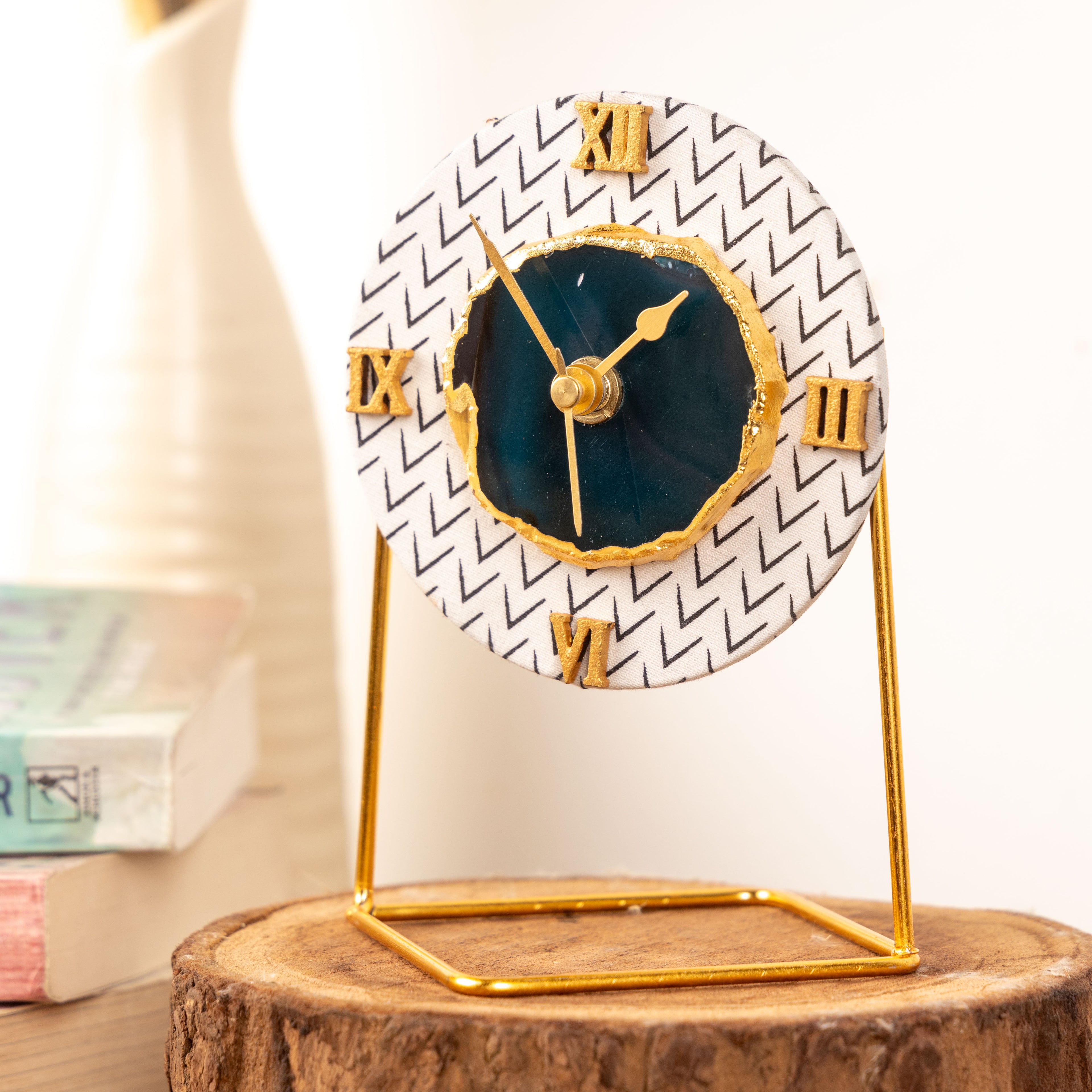 Black and White Desktop Clock(Round)