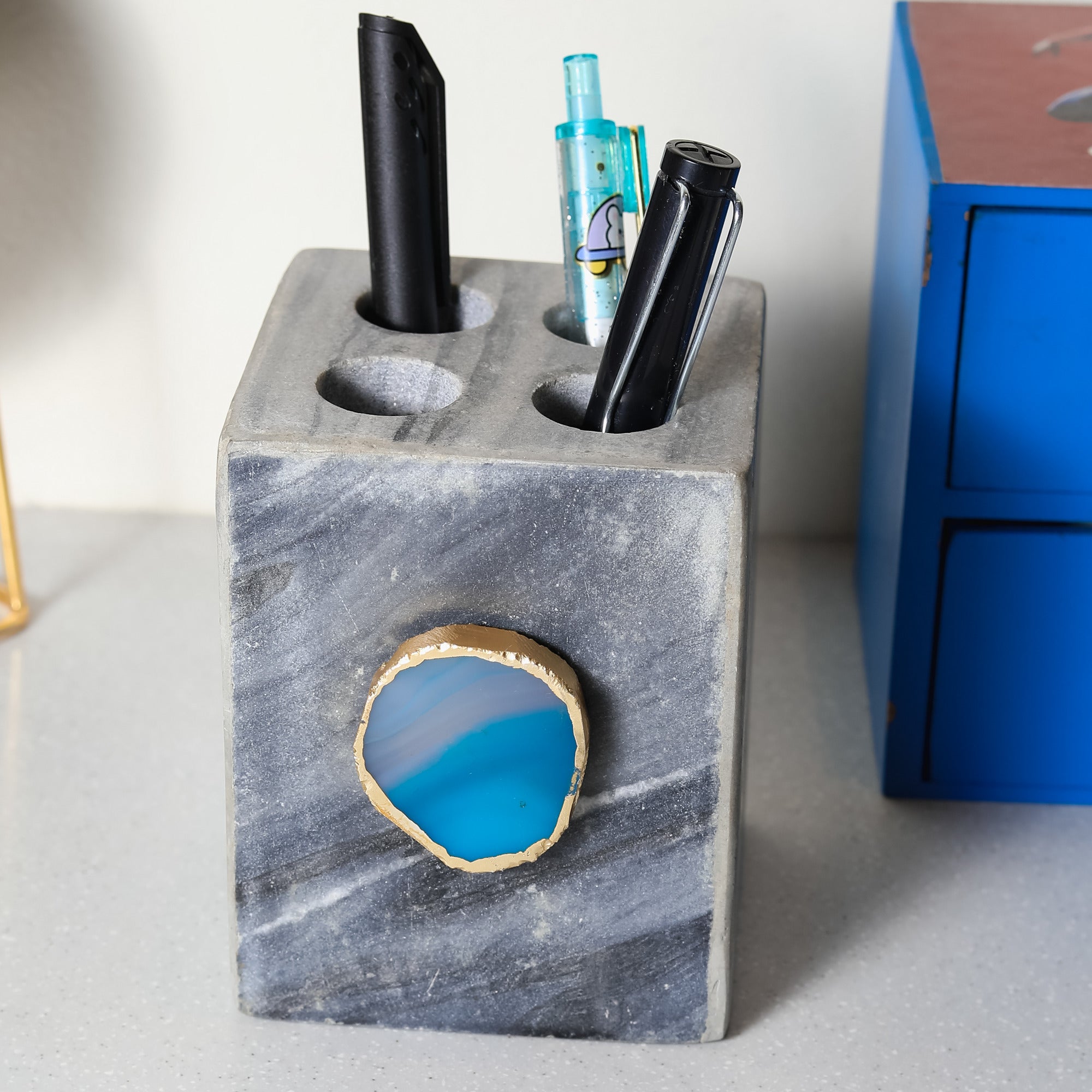 white pen stand