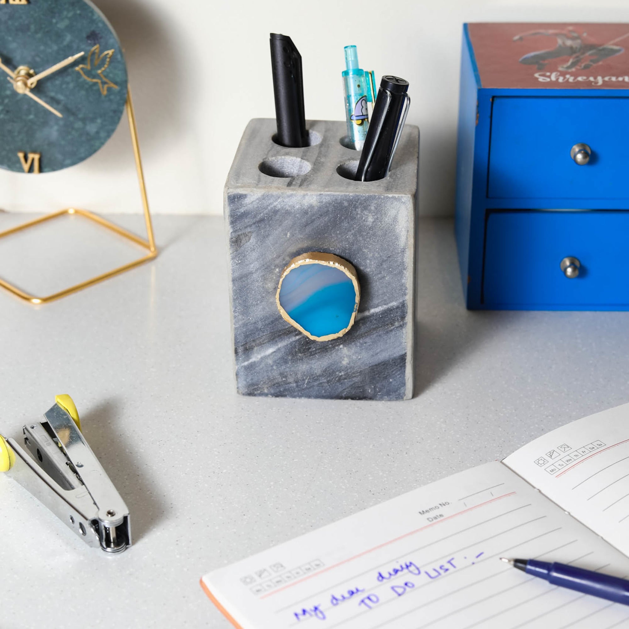 white pen stand
