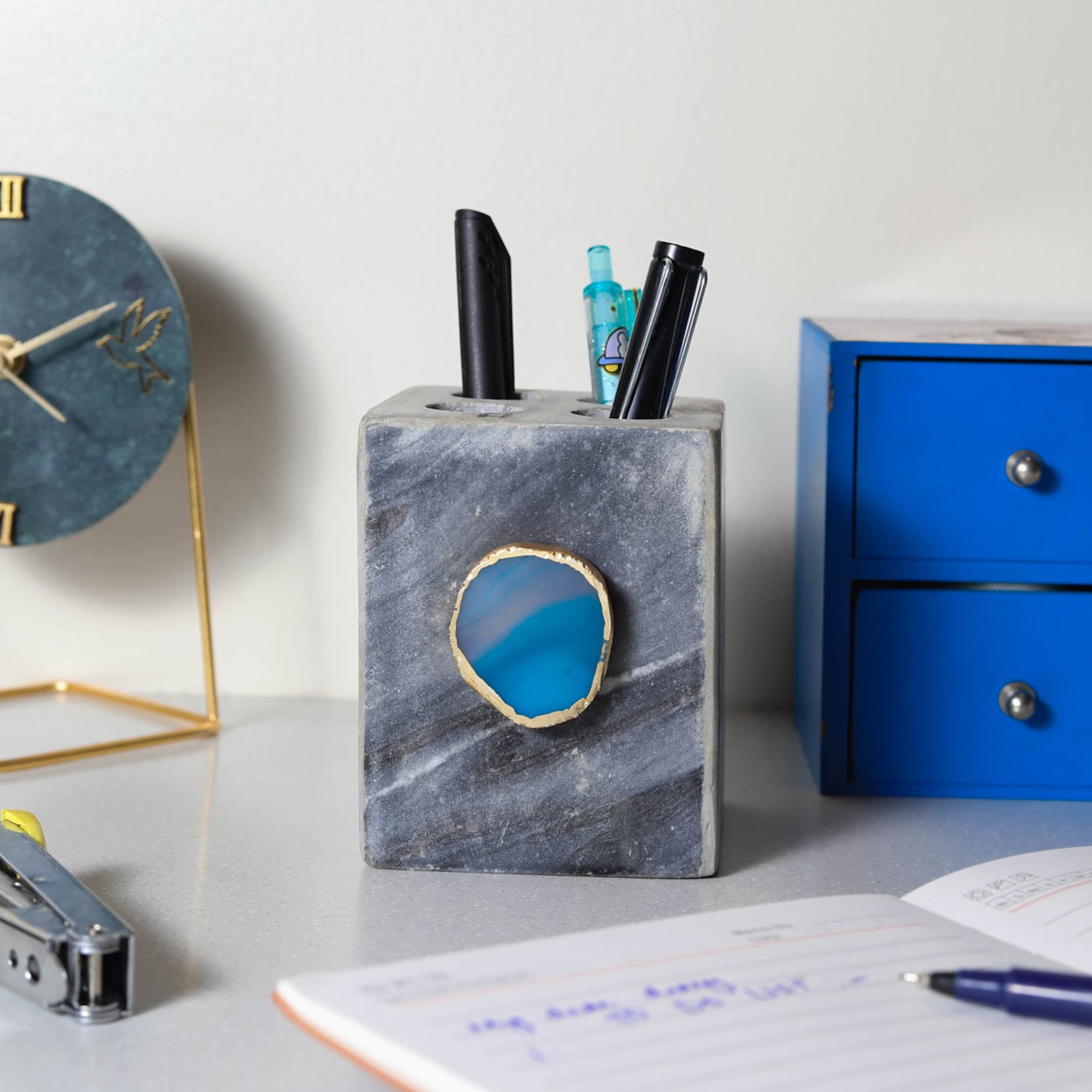 white pen stand